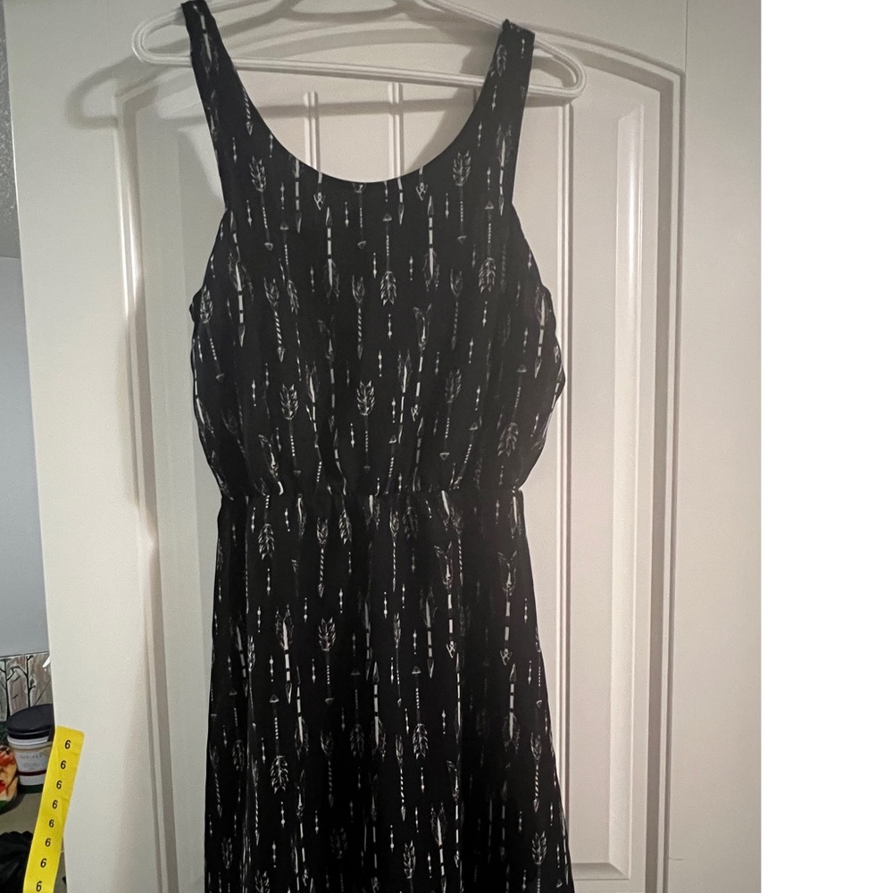 Arrow pattern black dress with back cut out